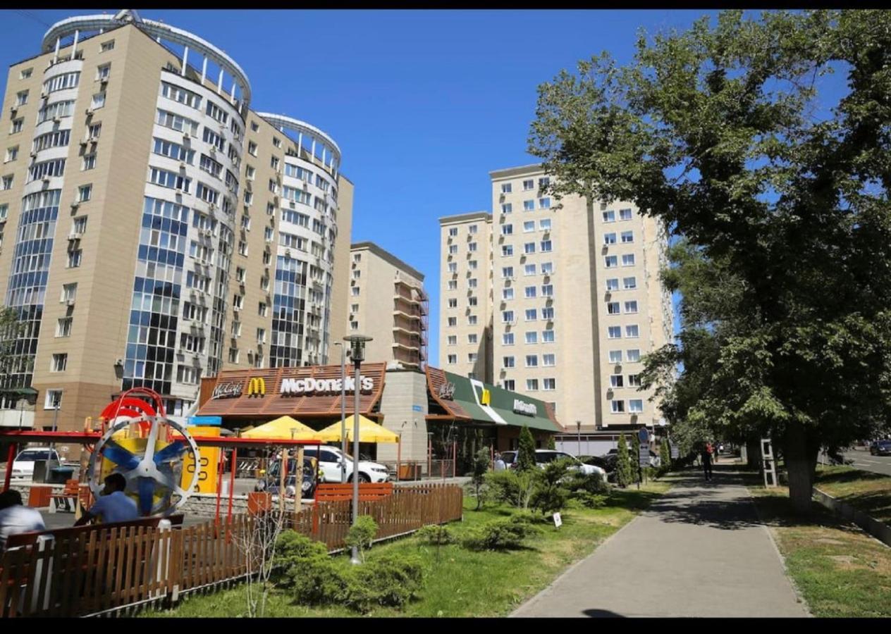 Студия В Стиле Loft В Центре Города Alma-Ata Buitenkant foto